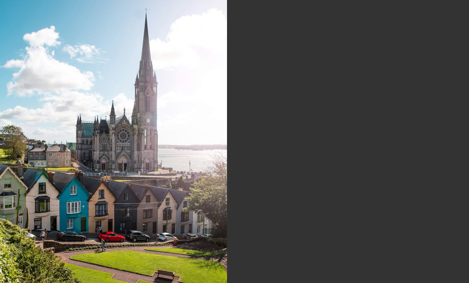 Blick auf Kathedrale und pittoreske Häuser in der irischen Stadt Cobh