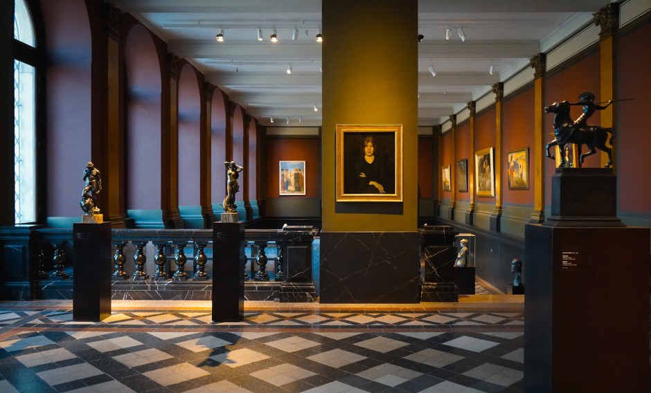 Blick in den Mosaiksaal des Albertinums Dresden mit einem Portrait von Paula Modersohn-Becker