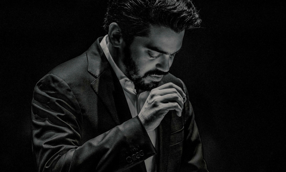 Portrait des Dirigenten und Pianisten Lahav Shani