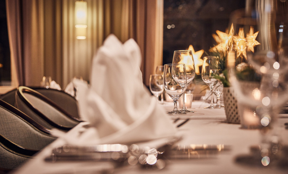02: Weihnachtlich gedeckter Tisch im Restaurant des Hotel Atlantic Hamburg   