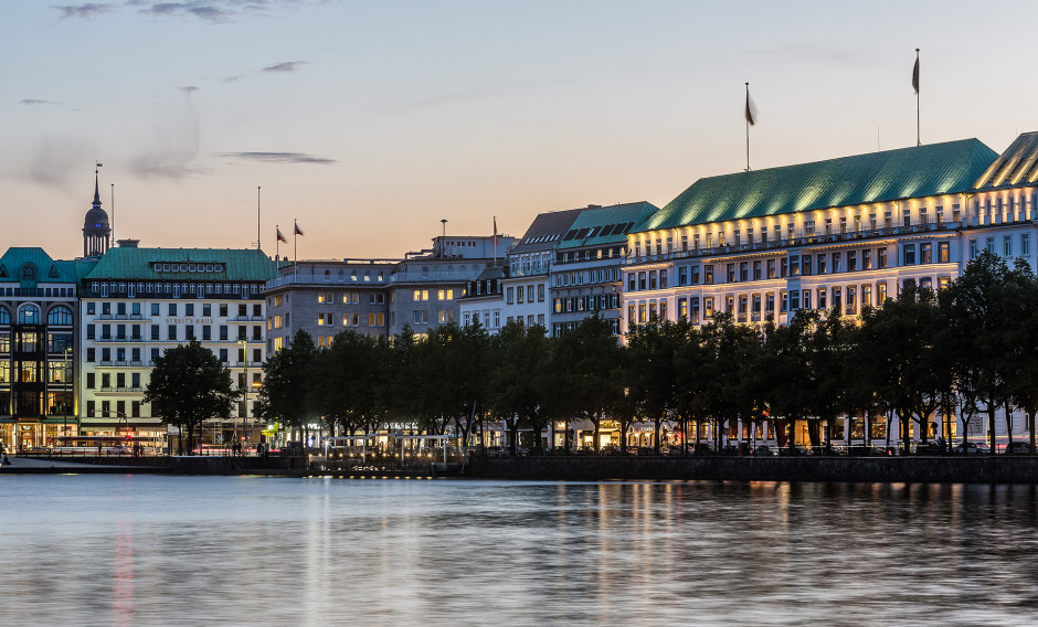 Silvester Hamburg Blick auf das Hotel Fairmont Vier Jahreszeiten in Hamburg