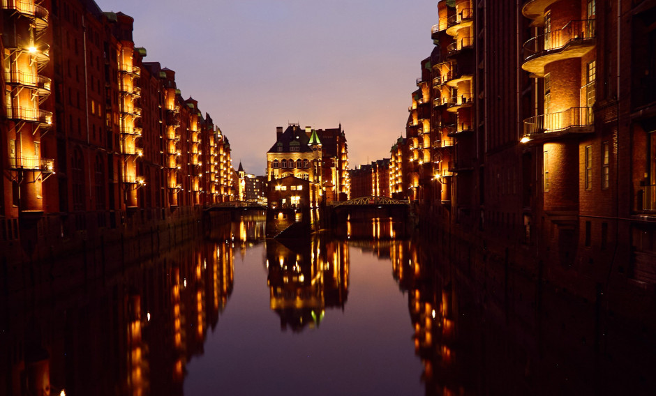 Die Speicherstadt in Hamburg am Abend    