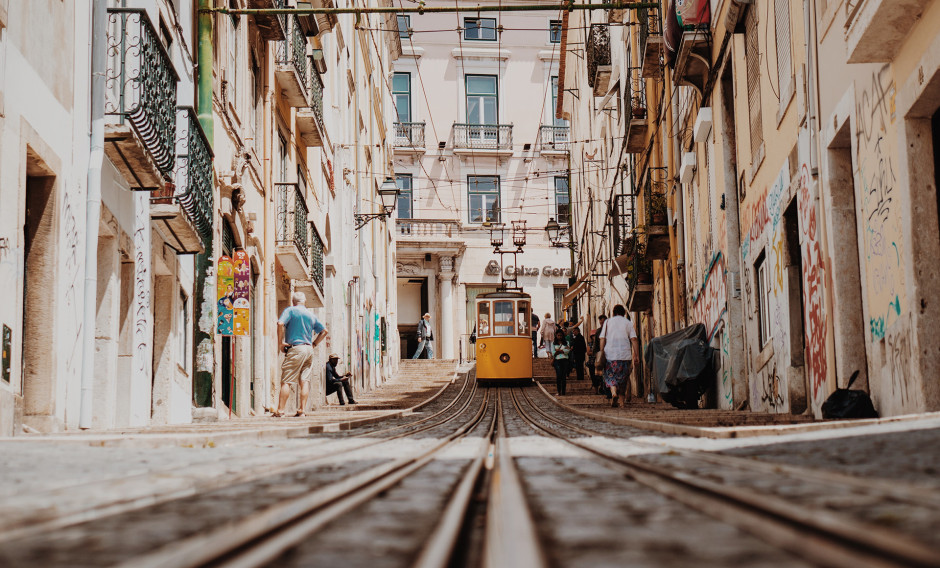 Die berühmte Straßenbahn Linie 28 in Lissabon