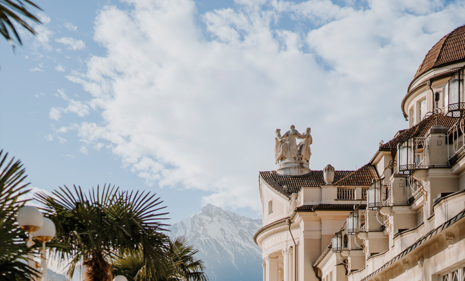 Blick auf Kurhaus Meran und Alpen