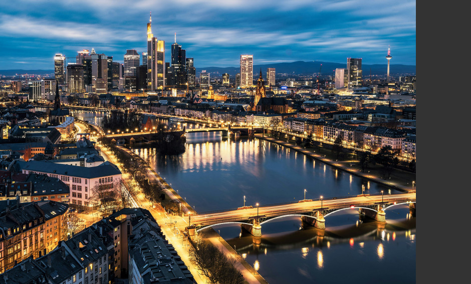 Frankfurt am Main Die Skyline von Frankfurt im Abendlicht