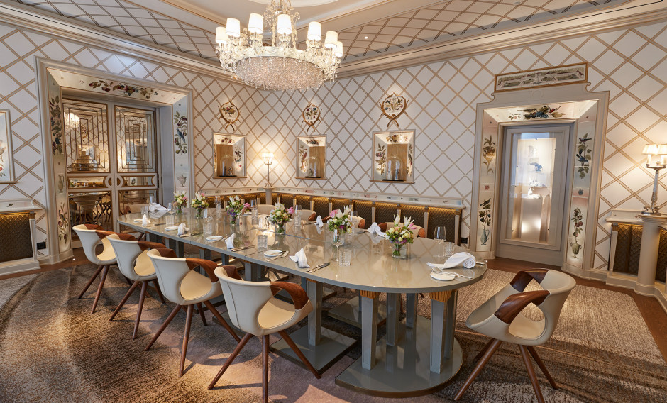 Vier Jahreszeiten Kempinski Gedeckter Tisch im eleganten Nymphenburgzimmer des Vier Jahreszeiten Kempinski in München