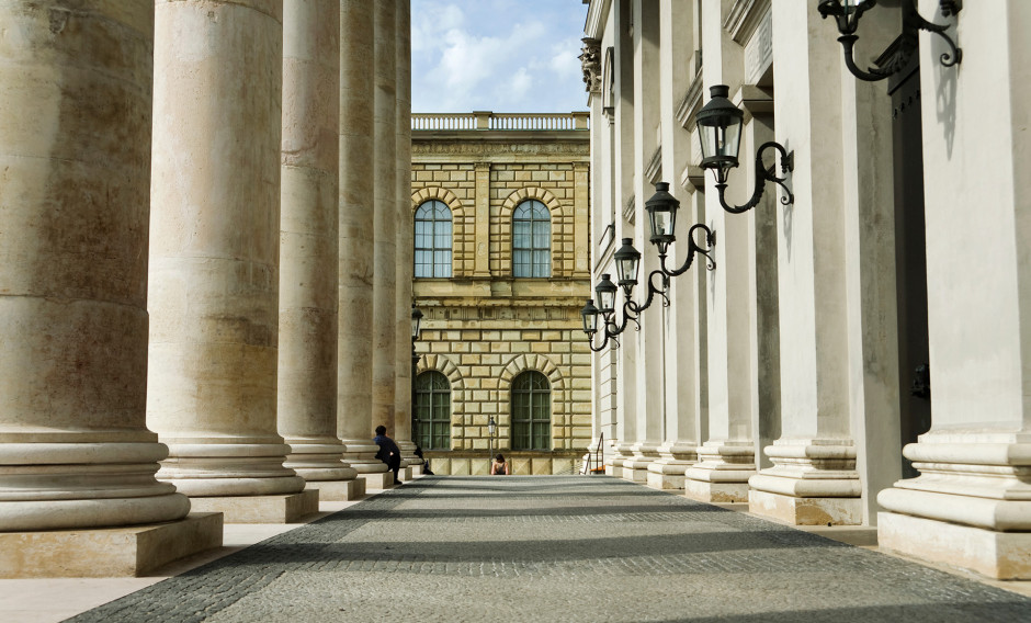 München Der Säulengang vor dem Nationaltheater München