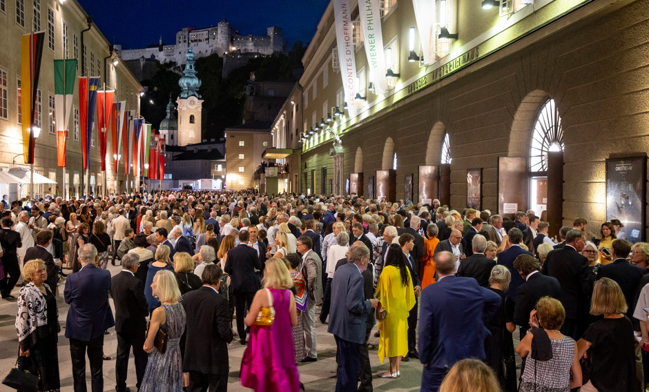 Blick in die Hofstallgasse mit Festspielpublikum