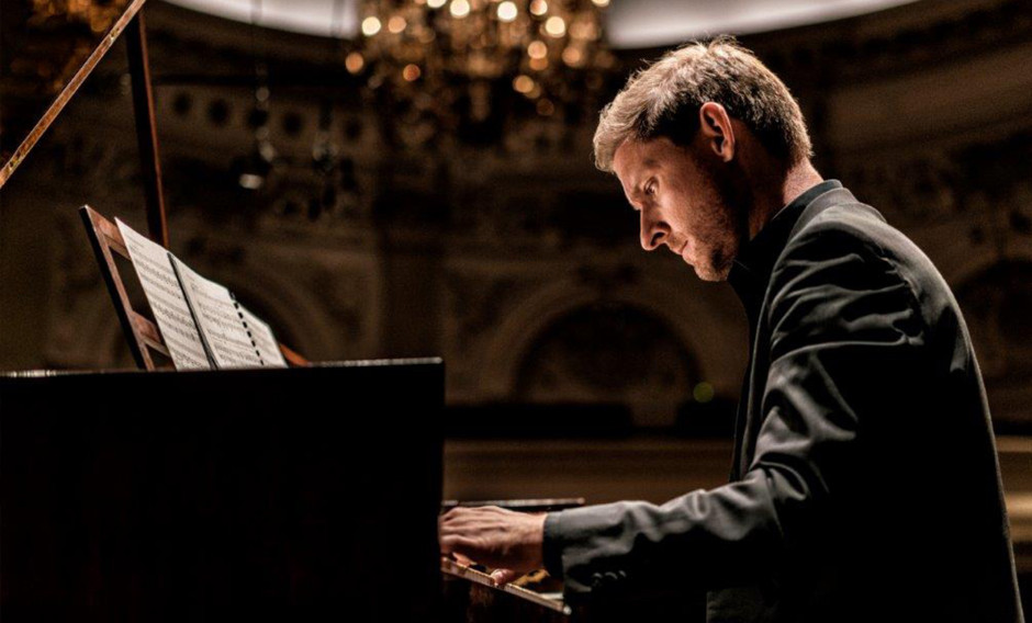 02: Portrait des Pianisten Kristian Bezuidenhout    