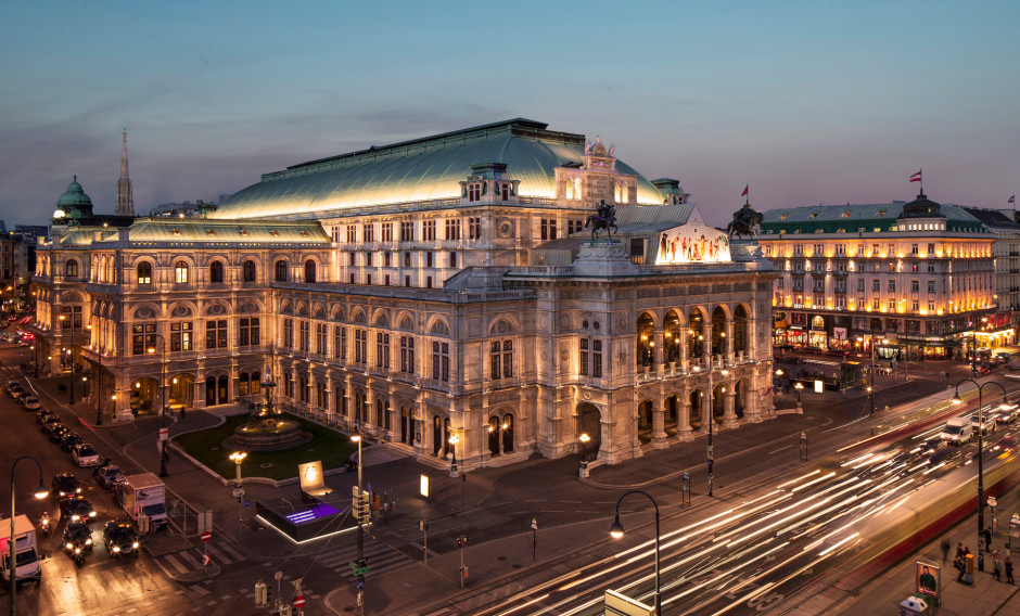 Staatsoper Wien Blick auf die beleuchtete Staatsoper in Wien am Abend