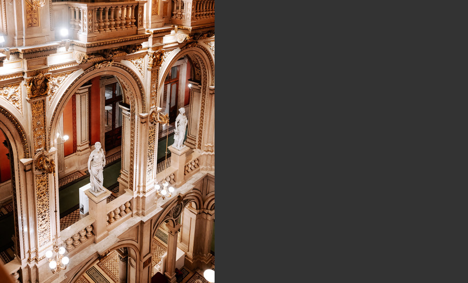 Blick von oben in die Feststiege der Wiener Staatsoper     