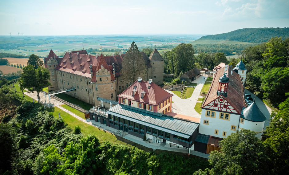02: Luftaufnahme mit Blick auf das Schlosshotel Frankenberg    