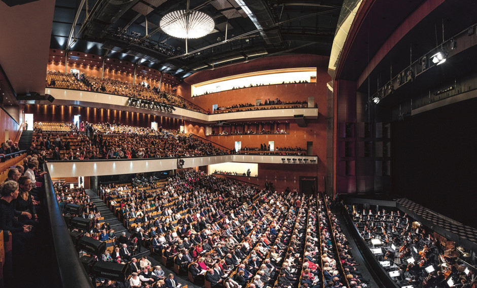Das Festspielhaus Baden-Baden mit Publikum    