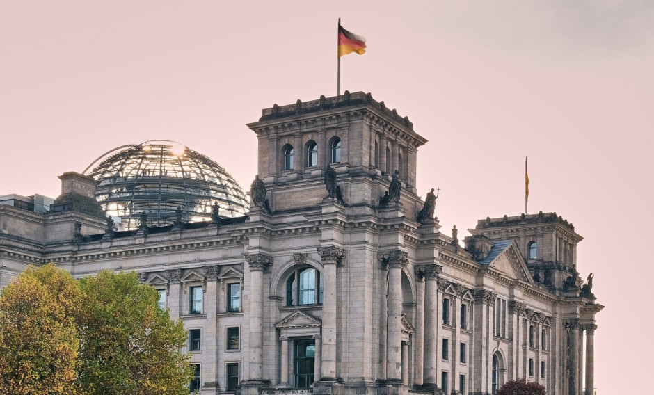 Blick auf den Berliner Bundestag mit Glaskuppel und Reichstagsgebäude