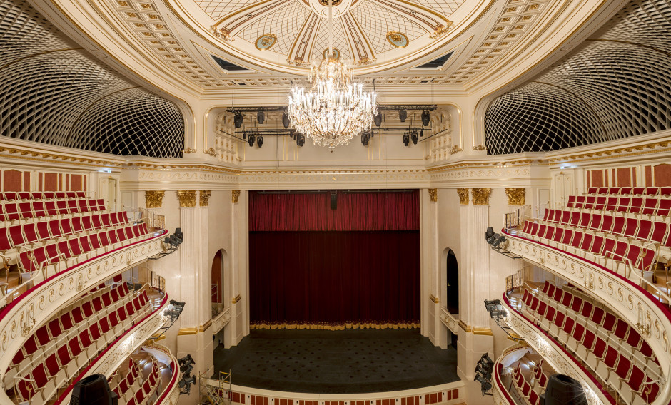 Staatsoper Berlin Blick auf den Zuschauerraum und die Bühne der Staatsoper Unter den Linden