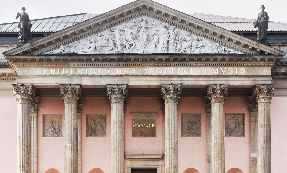 Portikus der Staatsoper Unter den Linden in Berlin    