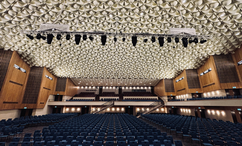 Beethovenhalle Bonn 03: Blick in den Zuschauerraum des großen Saals der neu eröffneten Beethovenhalle in Bonn