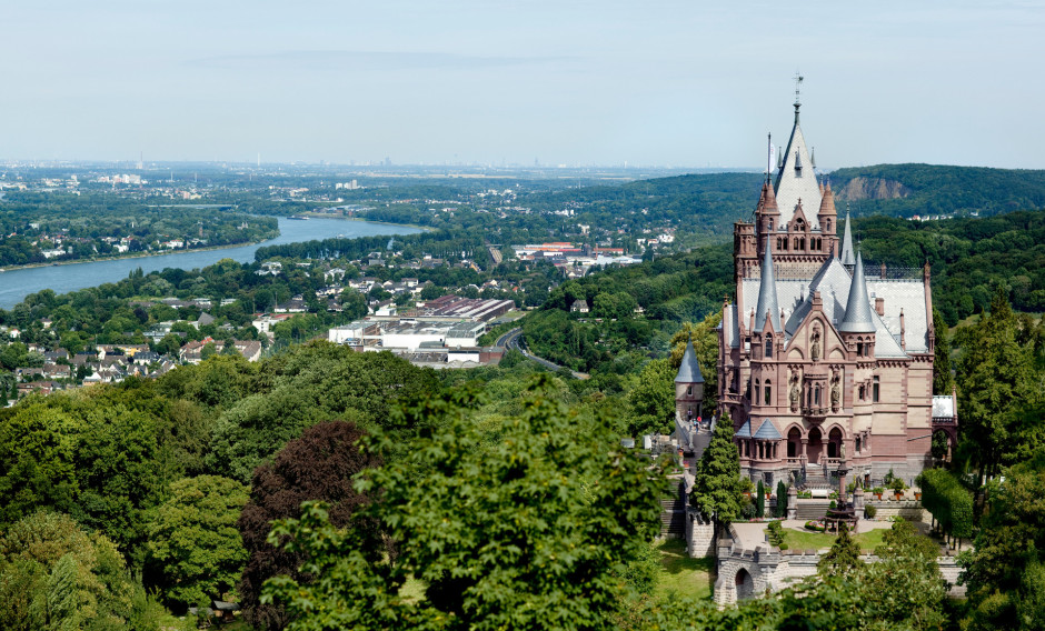 Luftaufnahme Schloss Drachenburg mit Rheinebene