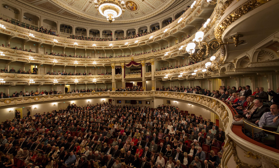 Zuschauerraum mit Publikum in der Semperoper Dresden   