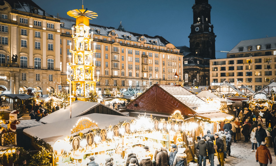 Striezelmarkt in Dresden mit Blick auf Kreuzkirche und die erzgebirgische Stufenpyramide    