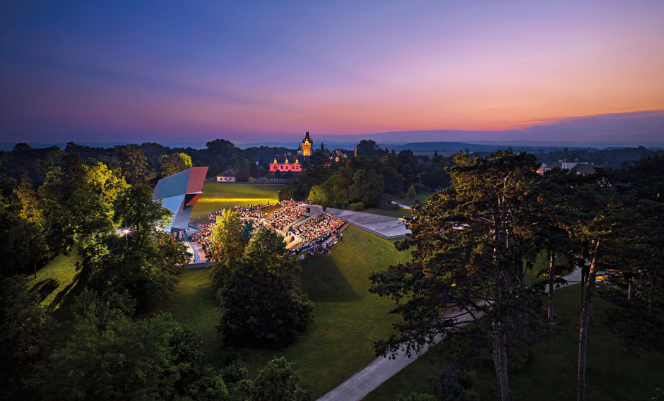 Abendstimmung beim Festival Grafenegg mit Wolkenturm und Publikum