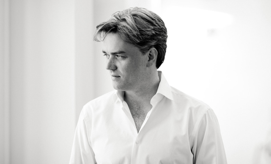 Portrait des Dirigenten Edward Gardner    