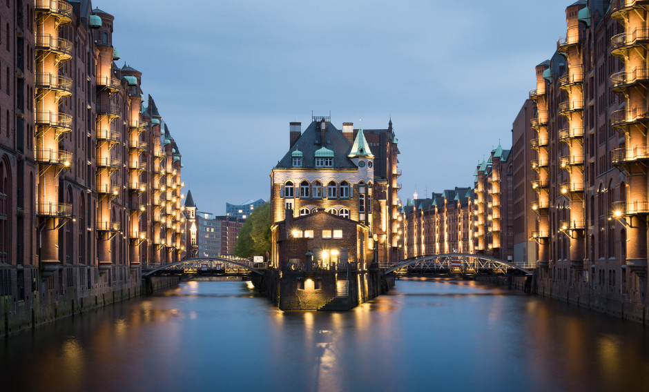 Blick auf die abendlich beleuchteten Häuser der Speicherstadt Hamburg