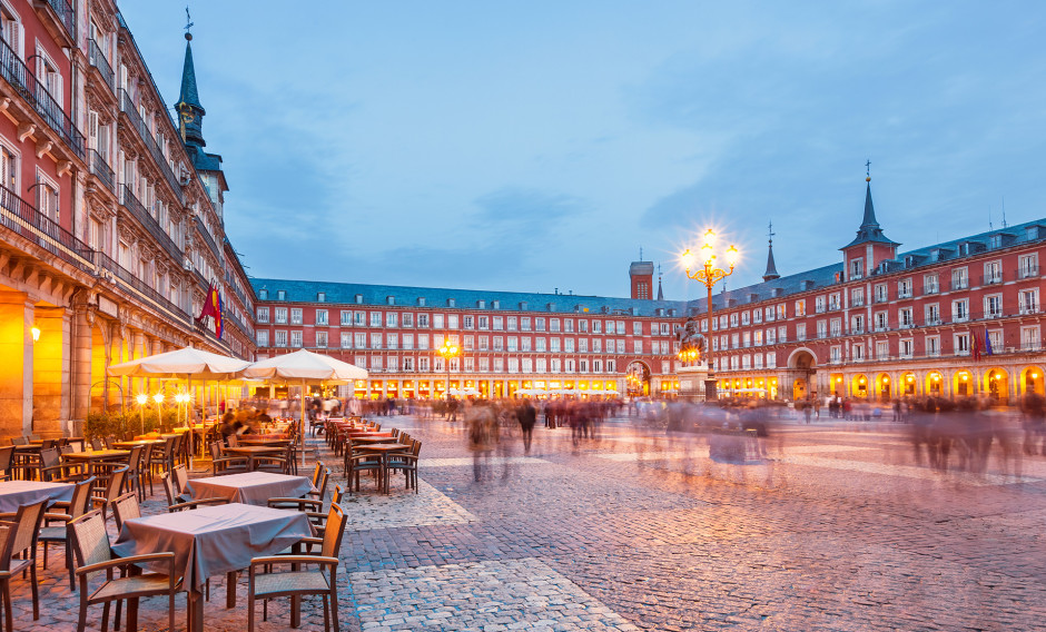 Blick auf die Plaza Mayor in Madrid im Abendlicht