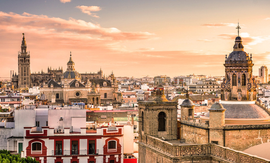 Blick auf die Altstadt von Sevilla mit Kathedrale    