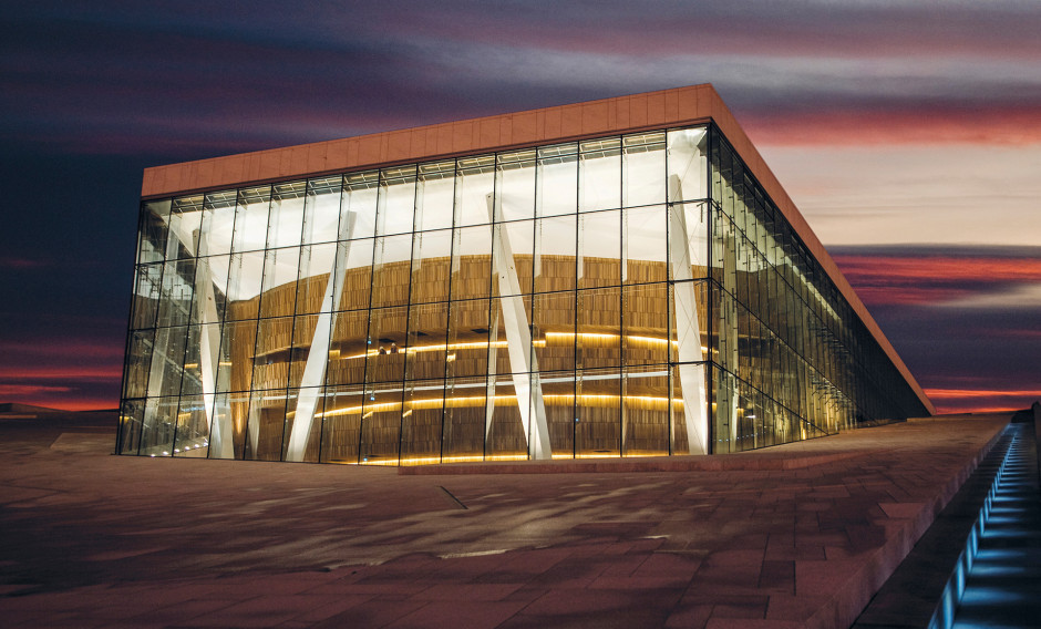 Blick auf die moderne Glasfassade des Opernhauses in Oslo