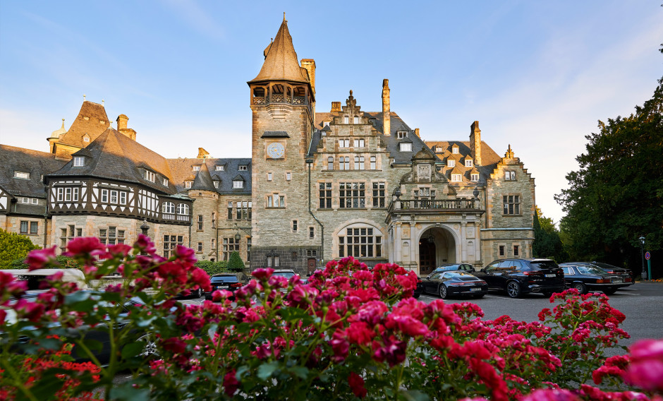 Blick auf die Fassade mit Rosenbeet des Schlosshotels Kronberg 