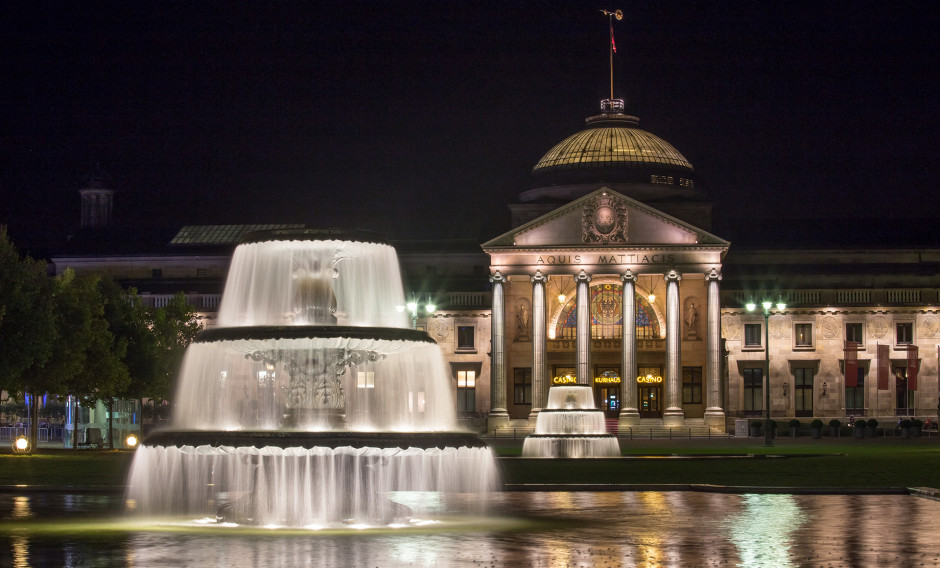 Kurhaus Wiesbaden Abendlich beleuchtetes Kurhaus mit Sprinbrunnen in Wiesbaden