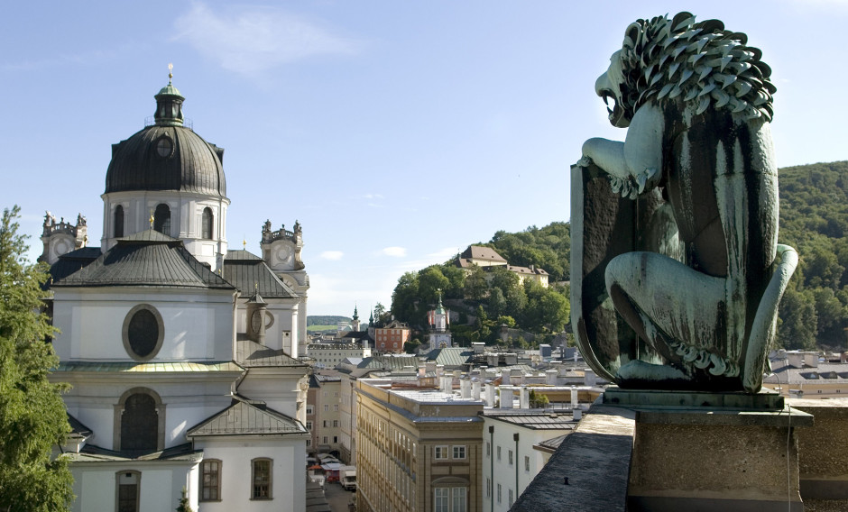 Blick über Salzburg mit Dom 
