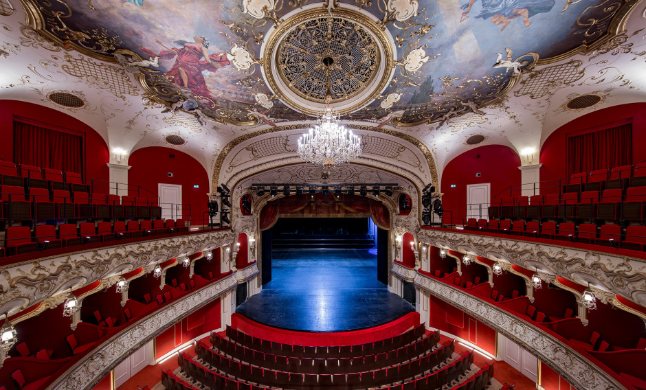 03: Blick auf Zuschauerraum und Bühne des Landestheaters Salzburg    
