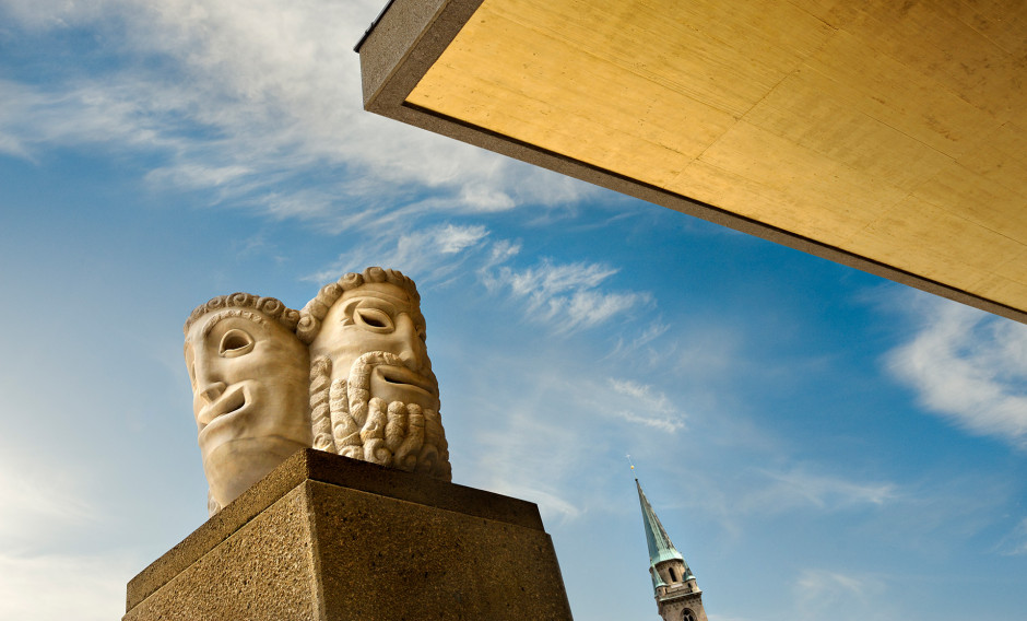 Die Mimenmasken auf dem Vordach zum Eingang in die Festspielhäuser