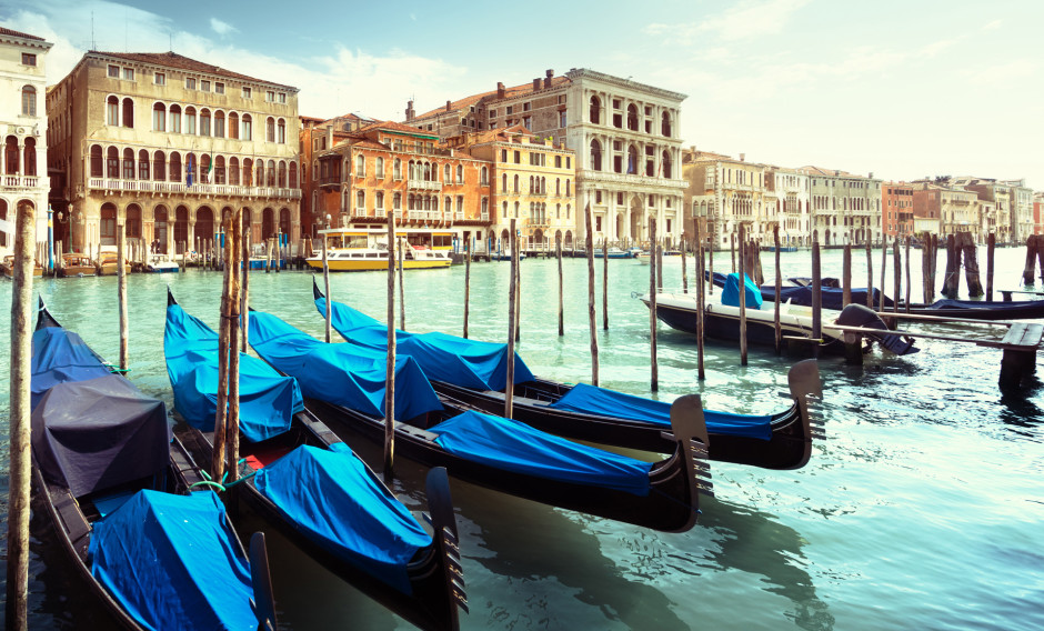 Stadtansicht Venedig mit Gondeln   