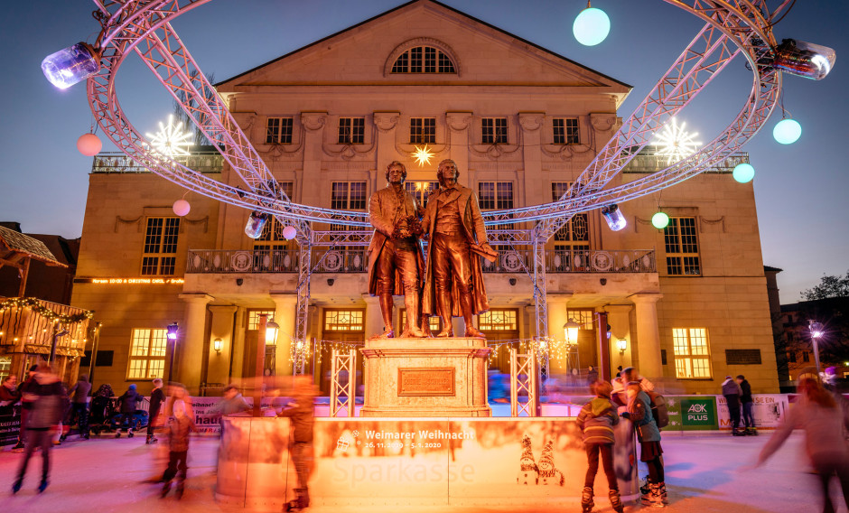 Weihnachtsstimmung vor dem Deutschen Nationaltheater Weimar    
