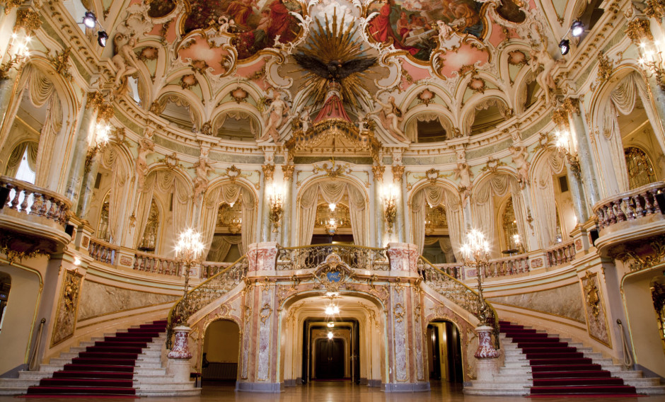 Staatstheater Wiesbaden Blick in den Eingangsbereich des Staatstheaters Wiesbaden