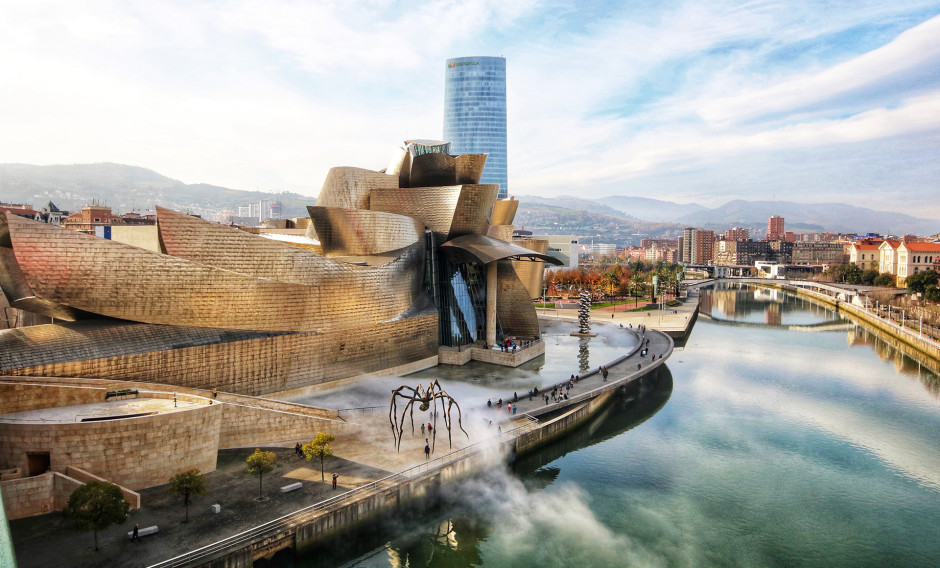 Bilbao mit Guggenheim Museum Blick auf auf das Guggenheim-Museum und den Fluss Nervion in Bilbao