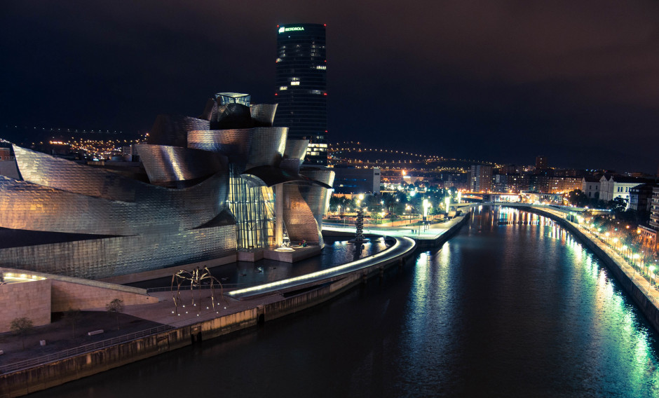 Bilbao bei Nacht