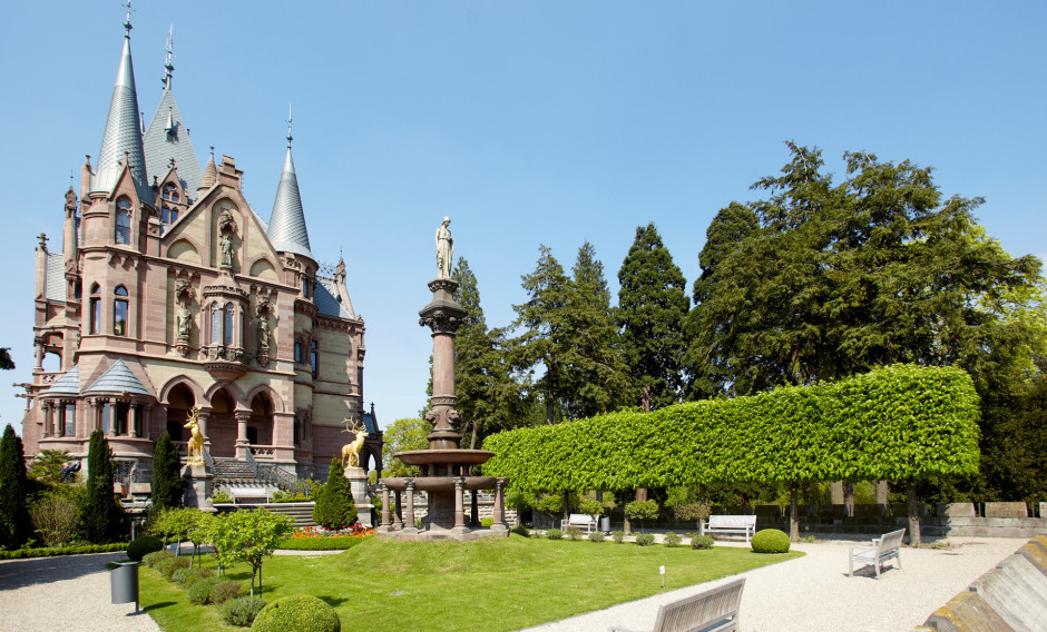 Blick auf Schloss Drachenburg mit Venusterrasse