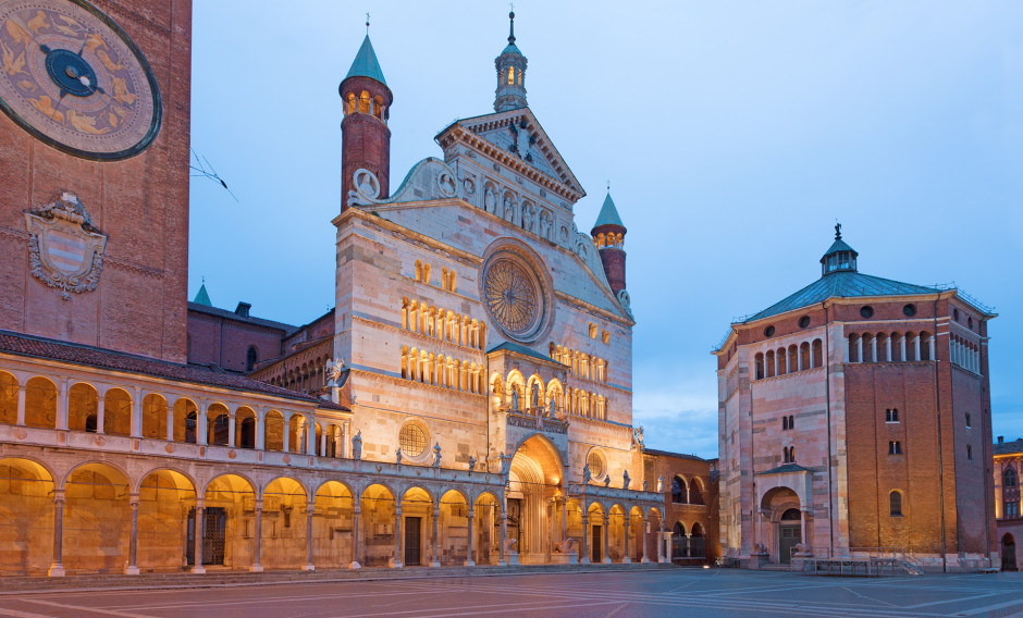 04: Der Dom von Cremona mit dem Baptisterium und dem Glockenturm auf der Piazza del Comune    