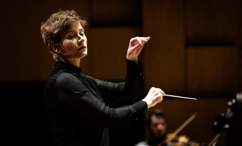 Die Dirigentin Anja Bihlmaier    