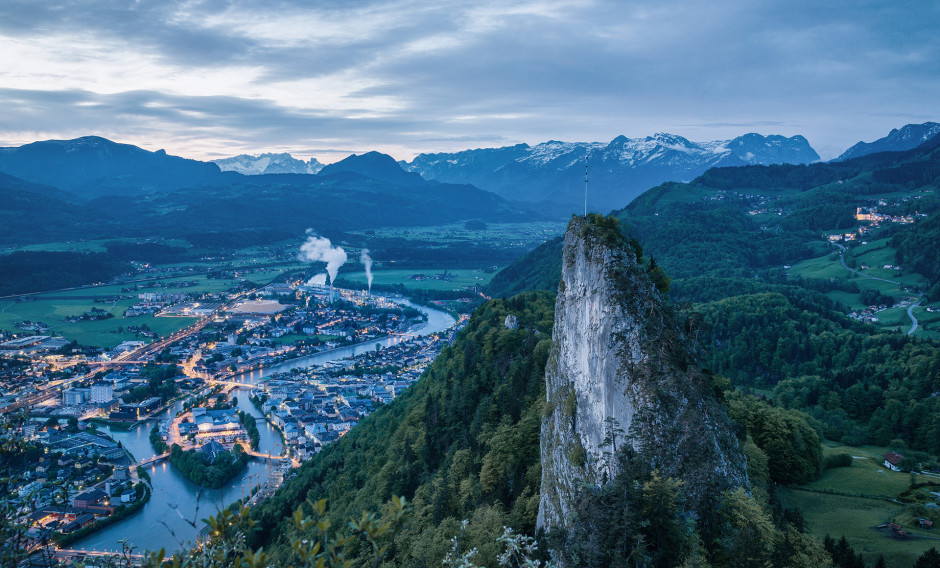Blick auf die Stadt Hallein in Österreich