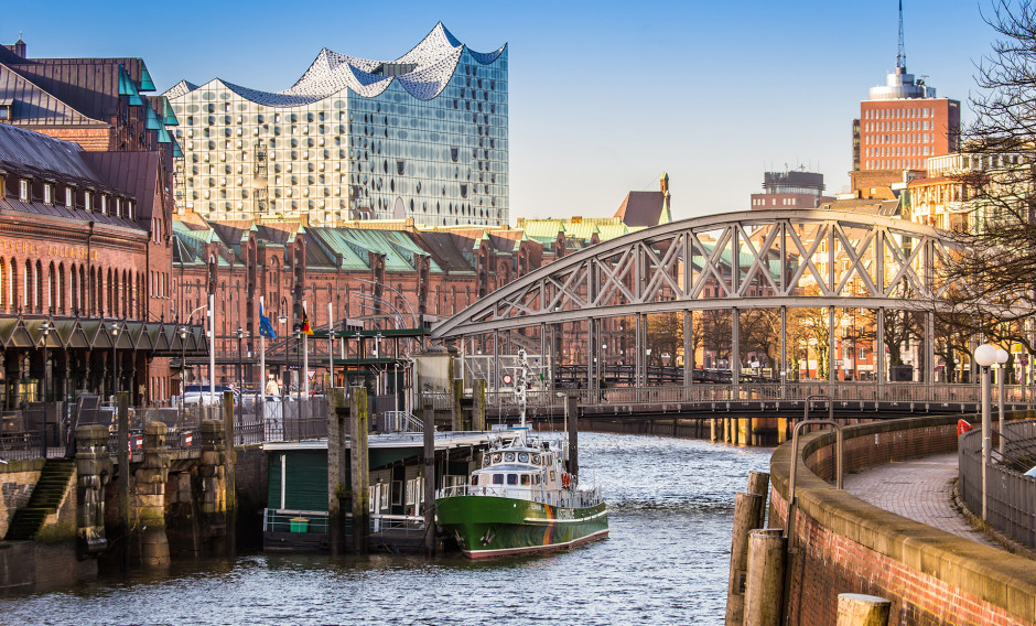 Hamburg Speicherstadt in Hamburg mit Blick auf die Elbphilharmonie