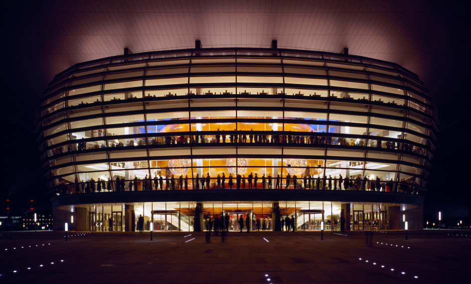 Kopenhagen Die gläserne Fassade der Königlichen Oper Kopenhagen am Abend