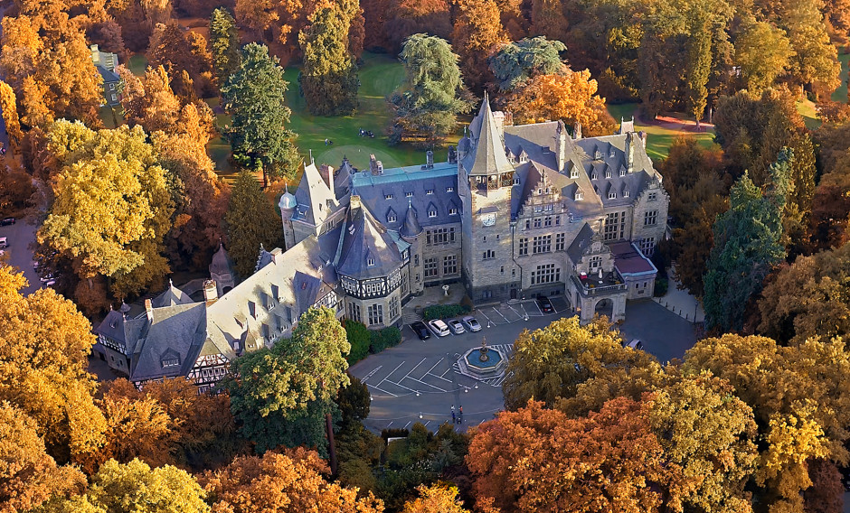 Schlosshotel Kronberg Luftaufnahme des Schlosshotels Kronberg im Herbst