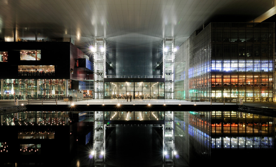 04: Der beleuchtete Eingangsbereich des KKL in Luzern bei Nacht   