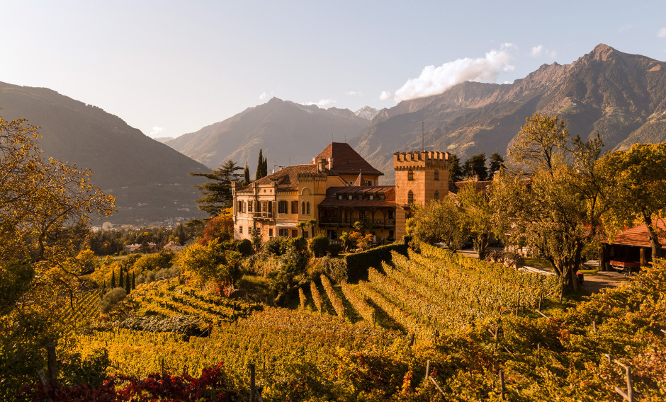 Herbstliche Landschaft mit Weinbergen und Blick auf Schloss Rametz