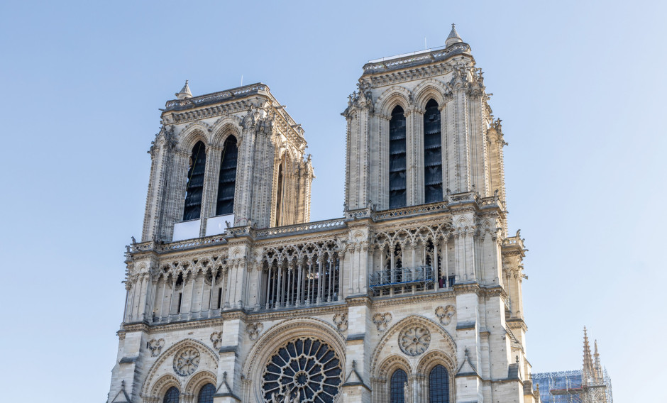 Die Fassade der sanierten Kathedrale Notre Dame in Paris